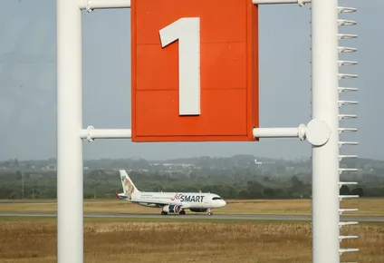 controladores aereos en conflicto: mira como afectara la operativa en aeropuertos