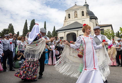 Chulapas y chulapos celebran San Isidro, día de Madrid