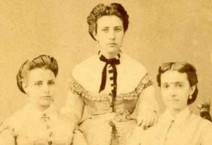 Eufrásia Teixeira Leite está de pie. Su hermana Francisca, a la derecha, y una prima a la izquierda.