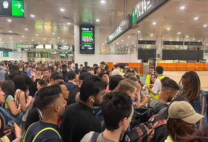 Pasajeros afectados por las demoras en el servicio de Rosalies