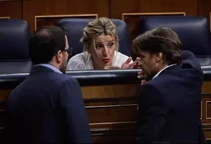 Yolanda Díaz habla con Jaume Asens junto a Alberto Garzón,