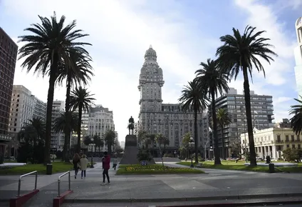 Uruguay busca convertirse en un hub de innovación a través de alivios tributarios. (Foto: Plaza Independencia, archivo)