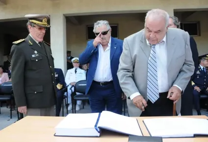 Castellá, Mujica y Fernández Huidobro, en la asunción de Castellá como jefe del Estado Mayor de la Defensa, el 1º de febrero de 2012
