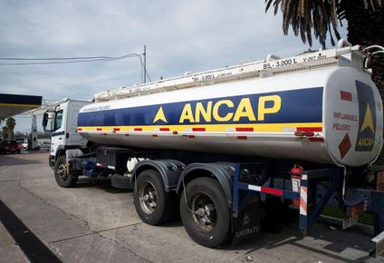 Imagen ilustrativa de un camión de abastecimiento de Ancap. Archivo