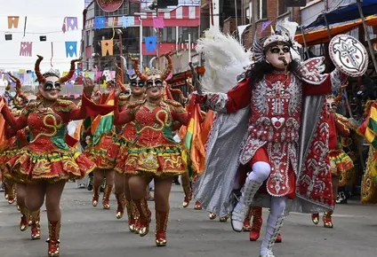 Más de 30.000 participantes, entre bailarines y músicos, inundan con sus colores y sus sonidos la ciudad de Oruro, denominada la “capital del folklore”