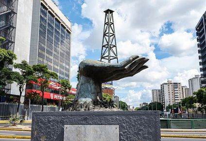 Escultura "La Mano Mineral", símbolo del petróleo y los trabajadores petroleros venezolanos, detrás de la sede de Petróleos de Venezuela, en Caracas.