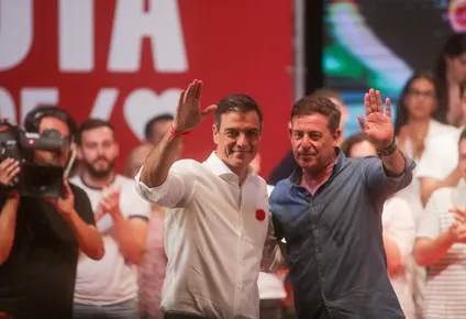 El secretario general del PSOE y presidente del Gobierno y candidato a la reelección, Pedro Sánchez (i), y el exsecretario general del PSdeG, José Ramón Gómez (d), en un acto de campaña.