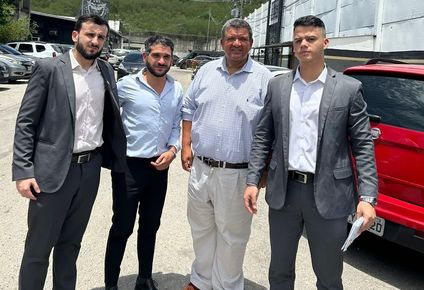 Rodrigo Rey y Jorge Barrera, abogados de los hinchas detenidos en Brasil, afuera de la cárcel de Bangú