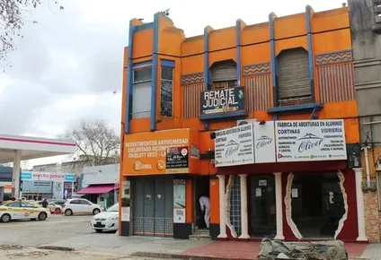 subasta judicial de un local con vivienda y un inmueble con cinco dormitorios y dos banos