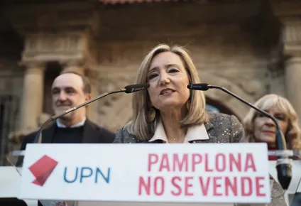 La alcaldesa de Pamplona, Cristina Ibarrola, interviene en la concentración convocada por UPN contra la moción de censura en la capital navarra.