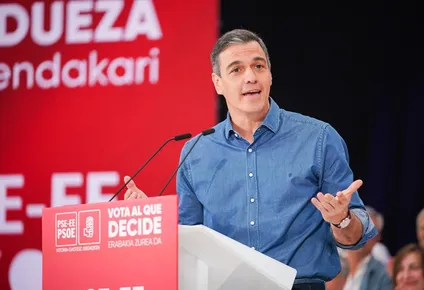 El presidente del Gobierno y líder del PSOE, Pedro Sánchez, interviene durante un acto de campaña del PSOE, en el Palacio Europa.