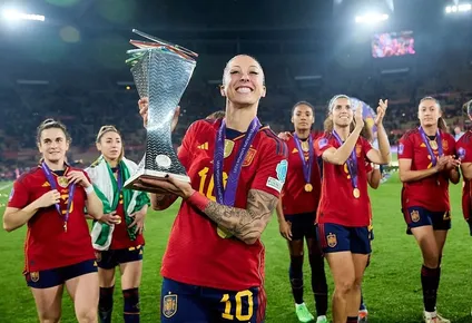 Jenni Hermoso tras ser campeona.