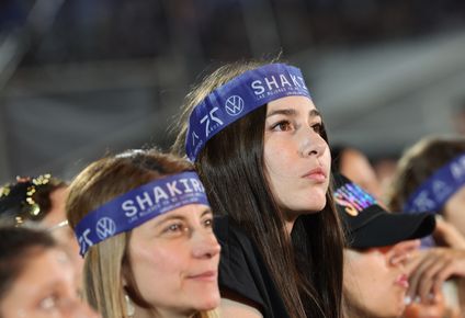 ¿a que se debio la demora de shakira en el estadio centenario?
