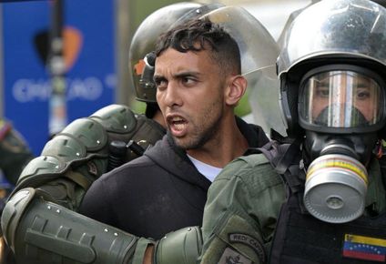 Alrededor de 2.200 personas fueron detenidas en Venezuela durante las protestas contra el anuncio del triunfo de Nicolás Maduro en los comicios del año pasado.