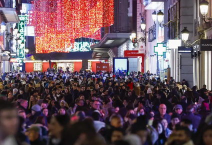 Cientos de personas pasean por el centro de Madrid.