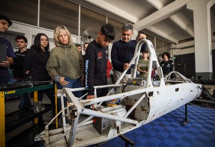 Cómo es la escuela-taller de la Ciudad que funciona en el Autódromo, donde los estudiantes porteños desarrollan un prototipo de auto de carrera eléctrico