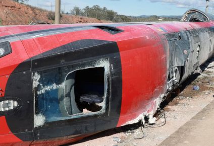 Parte trasera del tren Iryo que descarriló y recibió el impacto de un Alvia en sentido contrario a más de 200 km/h.