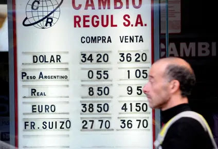 el dolar volvio a agitarse y tuvo su mayor suba diaria en un mes