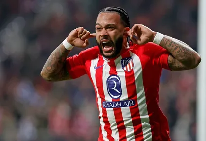Depay salva al Atlético de Madrid.