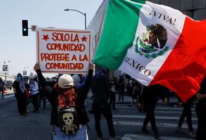 por que la bandera de mexico esta tan presente en las protestas en los angeles contra las redadas migratorias