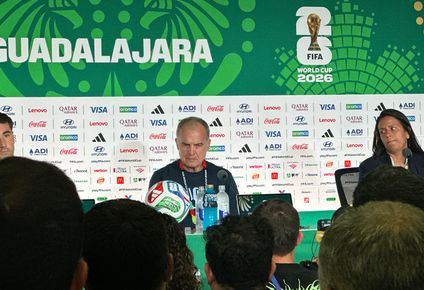 Marcelo Bielsa en la conferencia de prensa previa al partido contra España