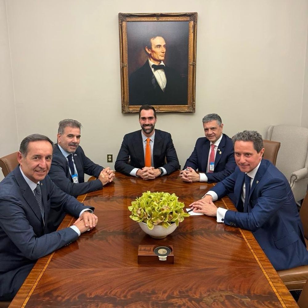 Macri y Ritondo junto a Richard Walters, de la Oficina del Subjefe de Gabinete de la Casa Blanca para Asuntos Legislativos y Políticos.