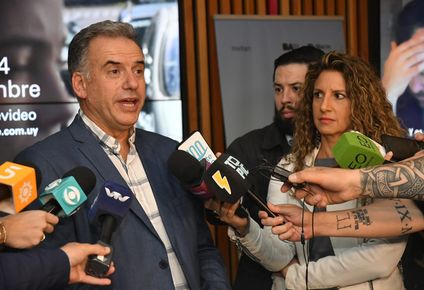 Yamandú Orsi en la presentación de los festivales de San Sebastián y Málaga en Montevideo