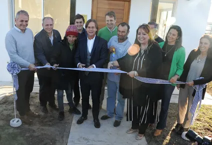 Lacalle Pou junto a Irene Moreira y otras autoridades y vecinos en la inauguración de las casas de Sitio Pintado, Florida