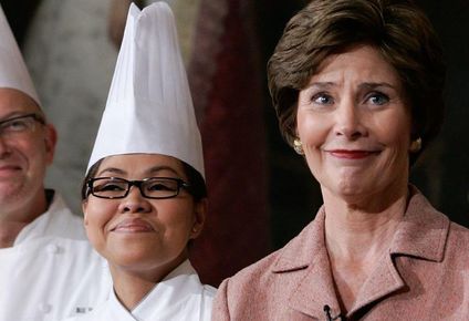 La primera dama Laura Bush (der) fue quien escogió a Comerford (centro) como chef ejecutiva. Aquí, con el chef pastelero de la Casa Blanca, William Yosses, en 2006.