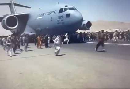 Cientos de afganos corren alrededor de un avión de la Fuerza Aérea de Estados Unidos en el aeropuerto de Kabul. Captura de video.