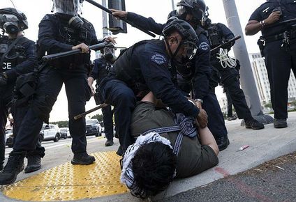 Continúan los enfrentamientos en Los Ángeles por las redadas contra las manifestaciones por migrantes.