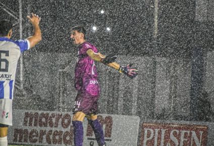 Gino Santilli celebra su gol de arco a arco