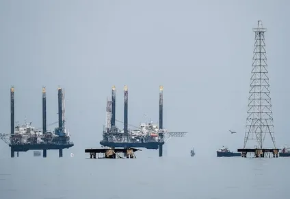 La firma del acuerdo se produce después de que Estados Unidos otorgara a Chevron una autorización limitada para reanudar el bombeo de petróleo de Venezuela