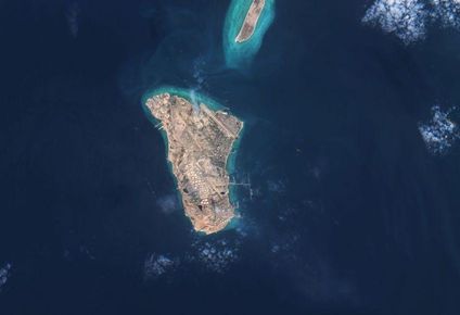 La isla de Jark, ubicada a unos 28 kilómetros de la costa iraní, es la terminal petrolera más importante de Irán.