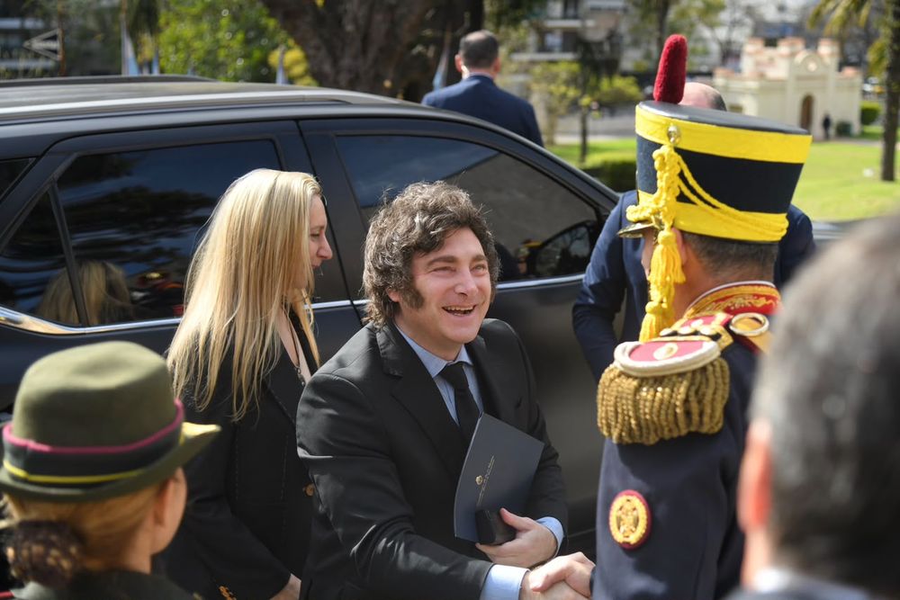 Javier Milei despidió al personal civil de la quinta de Olivos y los reemplazó por militares.