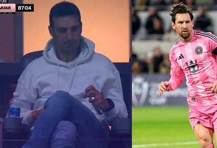 Lionel Scaloni presente viendo a Messi.