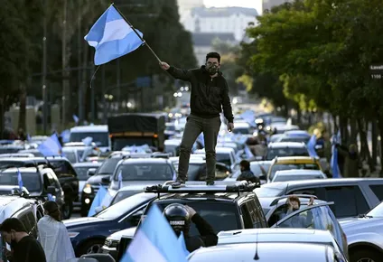 banderazo contra el gobierno y protestas frente a la casa de cristina fernandez en argentina