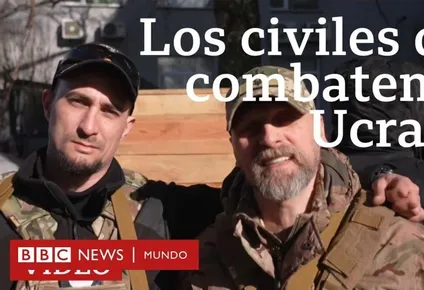 Para ser distinguidos, estos combatientes voluntarios portan brazaletes amarillos