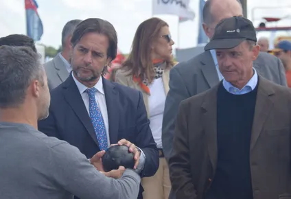 El presidente recibe información sobre las esferas.
