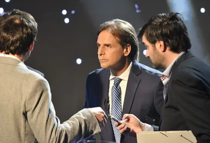 Martinelli asesorando a Lacalle durante el debate presidencial