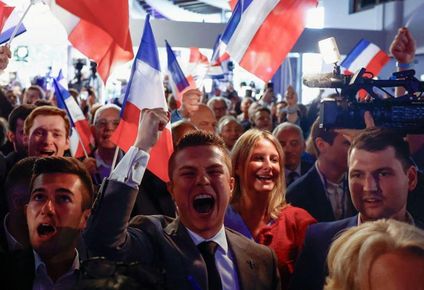 Simpatizantes del partido de extrema derecha francés de Marine Le Pen celebran la victoria.