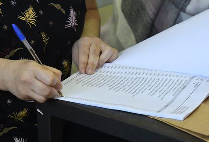 el insolito caso del hombre que espero para que le devuelvan los dolares que puso en el sobre de votacion