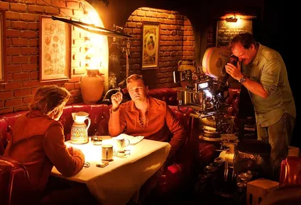 tarantino, dicaprio y pitt se prenden fuego en un hollywood tenido de sangre
