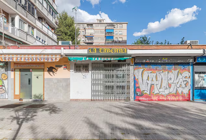 Locales comerciales cerrados se reconvierten en viviendas de alquiler turístico.