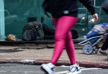 este gobierno es el campeon de las excusas: cruce entre cosse y lema por personas en situacion de calle