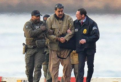 Nicolás Maduro siendo trasladado por agentes en Nueva York.