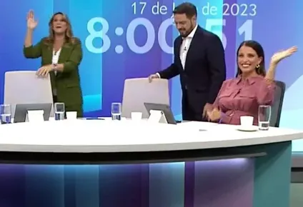 Los conductores de 8AM en el comienzo del programa