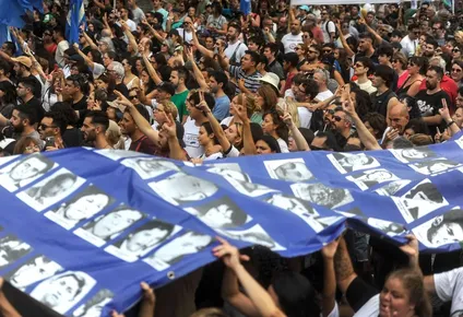 Una multitud arribó a la Plaza de Mayo para conmemorar el Día de la Memoria, a 47 años del golpe