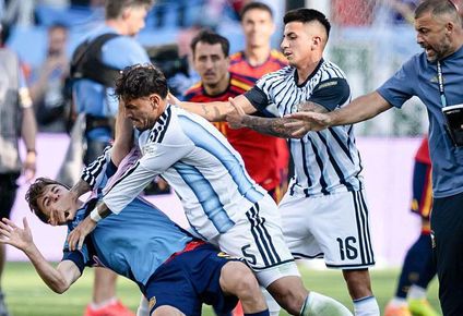 El futbolista argentino Leandro Paredes protagonizó un bochornoso incidente después del cierre de la final.