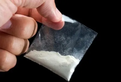 tu moral, blanca como la cocaina,  ¿no deberia tener el color de la sangre?